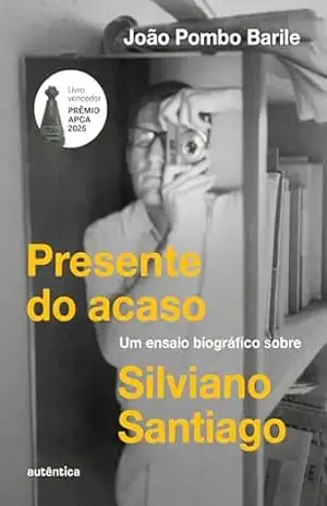 Presente do acaso: Um ensaio Biográfico sobre Silviano Santiago (Vencedor do prêmio APCA 2025) – João Pombo Barile Presente do acaso: Um ensaio Biográfico sobre Silviano Santiago (Vencedor do prêmio APCA 2025) – João Pombo Barile